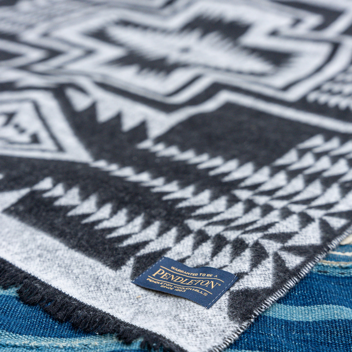 Black discount pendleton blanket