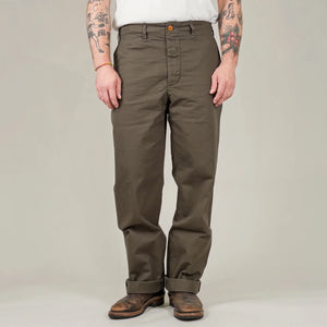 Deluxeware 1940s 946A MilS pec Chino Trousers Army Green Regular Straight worn front