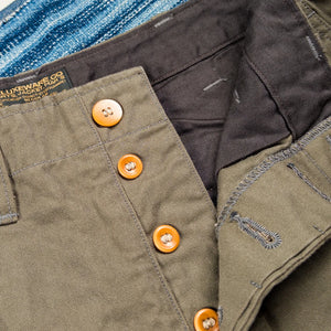 Deluxeware 1940s 946A MilS pec Chino Trousers Army Green Regular Straight close up button front