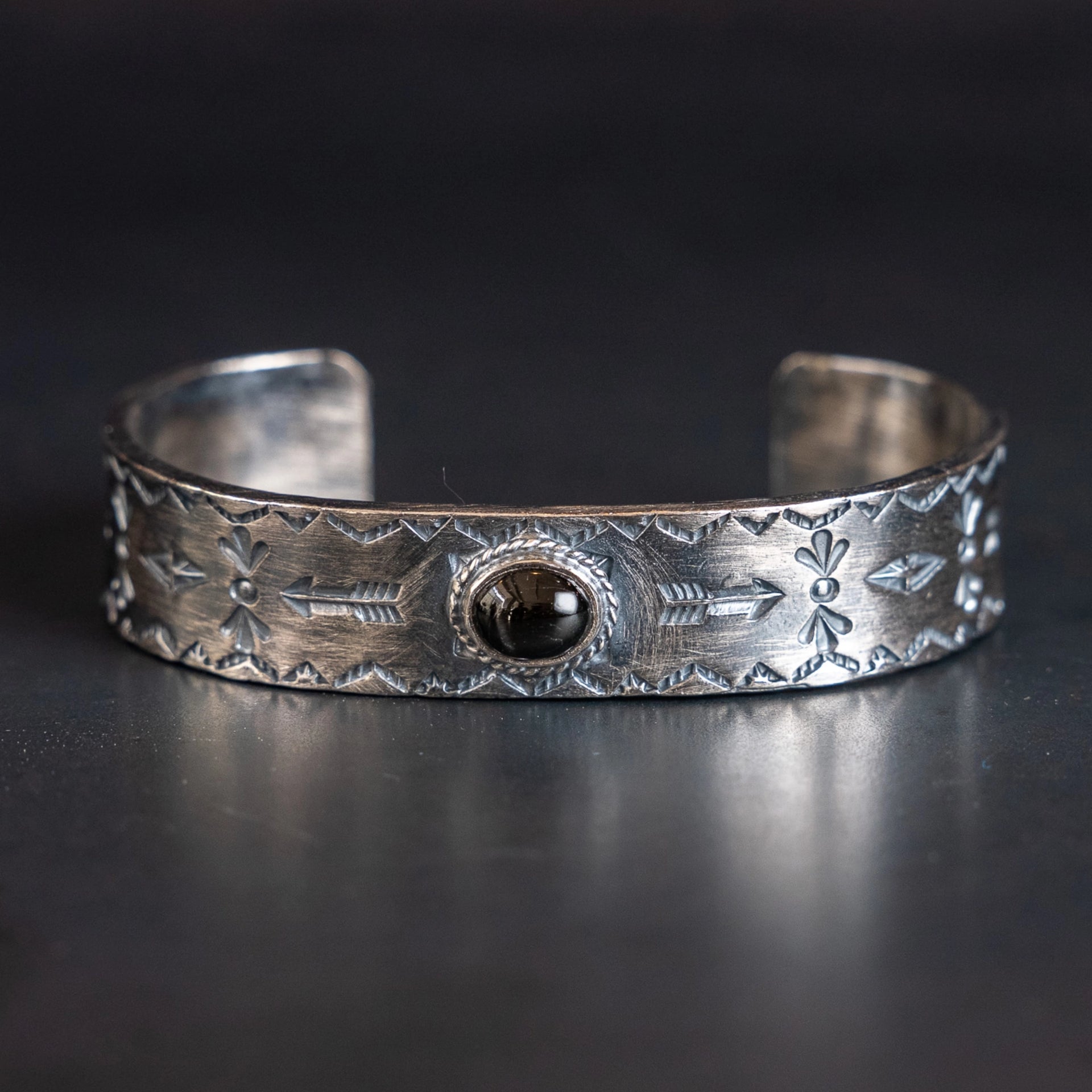 First Arrow's Stamp Bangle with Black Star – 950 Silver / BR-312