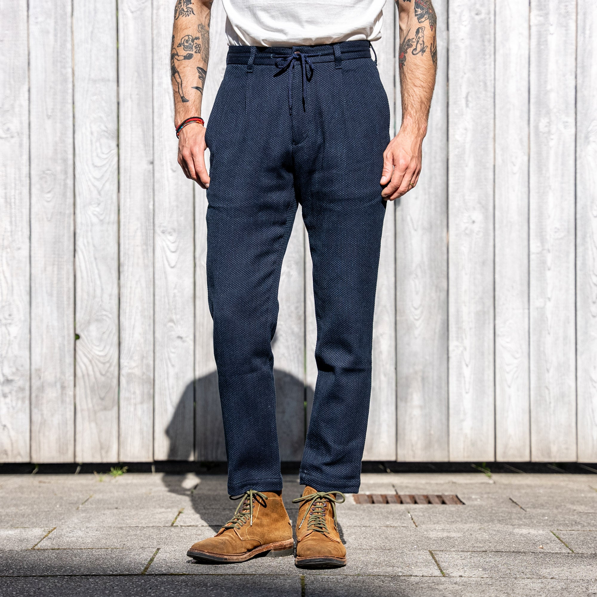 https://statement-store.com/cdn/shop/files/japan-blue-jeans-sashiko-easy-pant-trouser-chino-indigo-blue-statement-statementstore-munich-a.jpg?v=1697708724