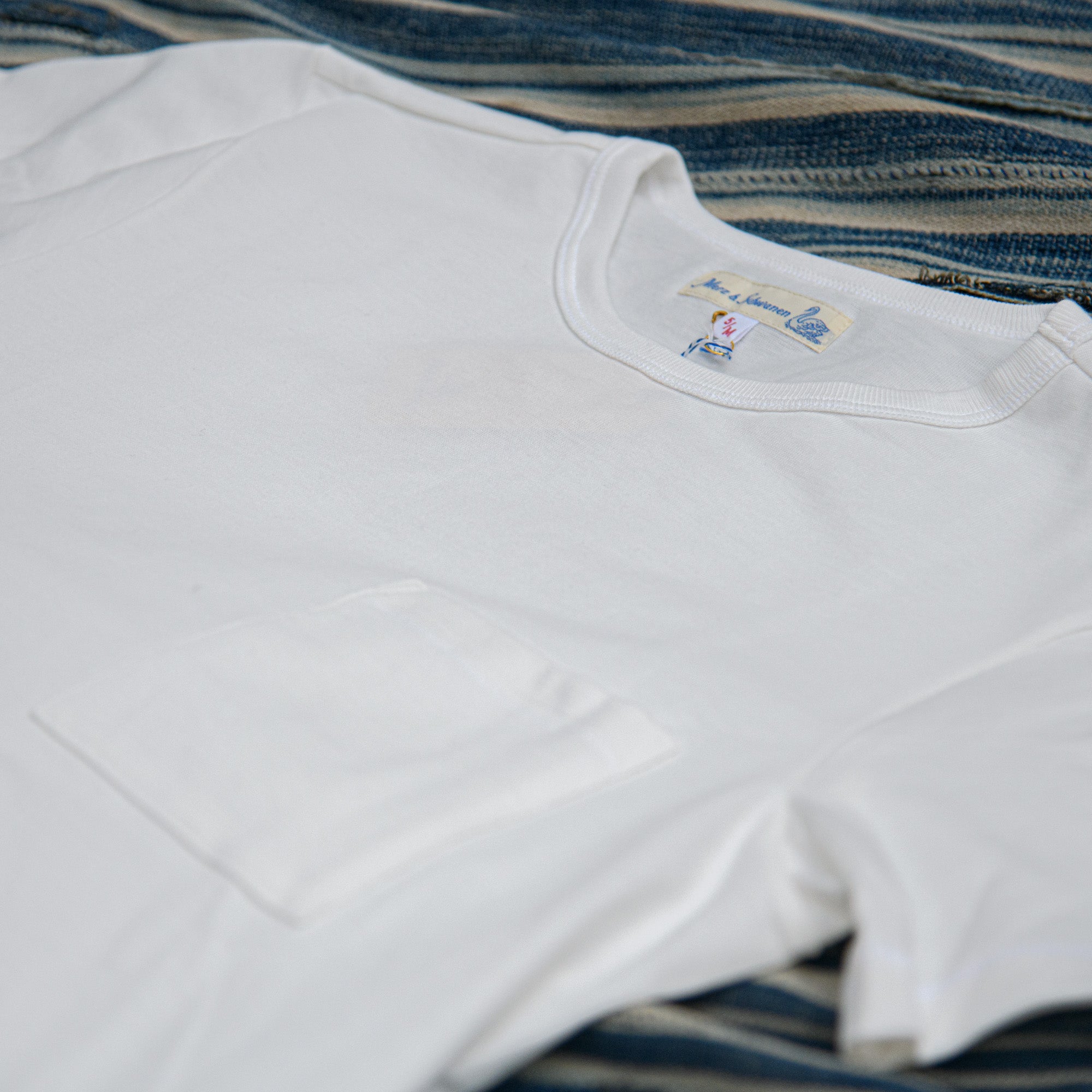 Store Exclusive (Europe) b 215 / White T-Shirt Limited Schwanen Edition Merz – Pocket
