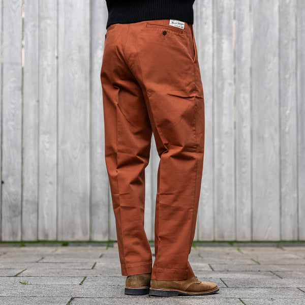 Merz b. Schwanen 9,3oz Cotton Twill Pleat Chino – Chestnut / Relaxed Tapered