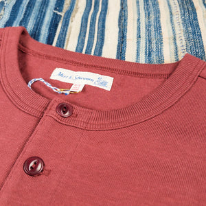 Merz b Schwanen 2S08 11oz Heavy Loopwheeled Henley Burgundy close up crew neck