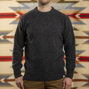 Merz b Schwanen LOCC01 Merino Cashmere Crewneck Sweater Grey Melange worn front