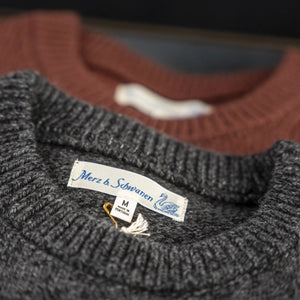 Merz b Schwanen LOCC01 Merino Cashmere Crewneck Sweater Grey Melange close up collar 2 colors