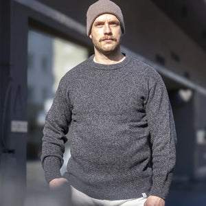 Merz b Schwanen LOCC01 Merino Cashmere Crewneck Sweater Grey Melange lifestyle worn