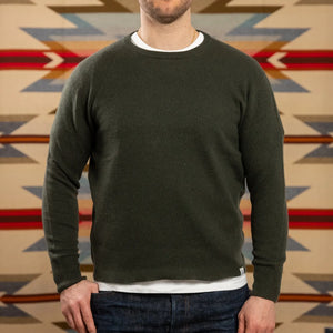 Merz b Schwanen Merino Silk Cashmere Knitted Longsleeve Olive worn front