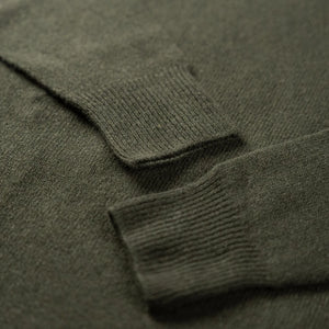 Merz b Schwanen Merino Silk Cashmere Knitted Longsleeve Olive close up cuffs