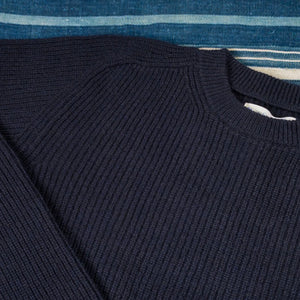 Merz b Schwanen Sturdy Ribbed Merino Wool Cashmere Raglan Sweater Dark Navy close up raglan
