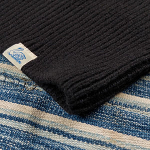 Merz b Schwanen Sturdy Ribbed Merino Wool Cashmere Raglan Sweater Deep Black close up hem with label