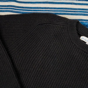 Merz b Schwanen Sturdy Ribbed Merino Wool Cashmere Raglan Sweater Deep Black detail raglan