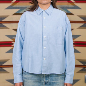 Merz b Schwanen Women 5oz Cropped Boxy Oxford Shirt Lightblue worn front