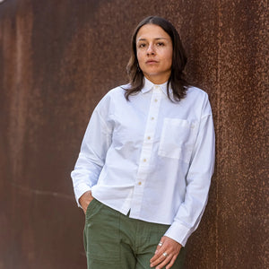 Merz b Schwanen Women Cropped Oxford Shirt White worn lifestyle