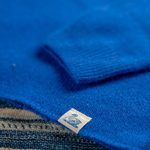 Merz b Schwanen Women Merino Silk Cashmere Sweater Blue close up swan label