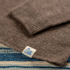Merz b Schwanen Women Merino Silk Cashmere Sweater Grain close up swan label