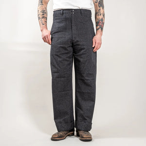 MotivMfg Silk Pier Trousers Salt and Pepper Anthracite Classic Straight worn front