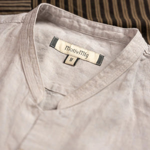 MotivMfg Superfine Linen Broadcloth Mikhail Shirt Light Grey Chambray close up mandarin collar