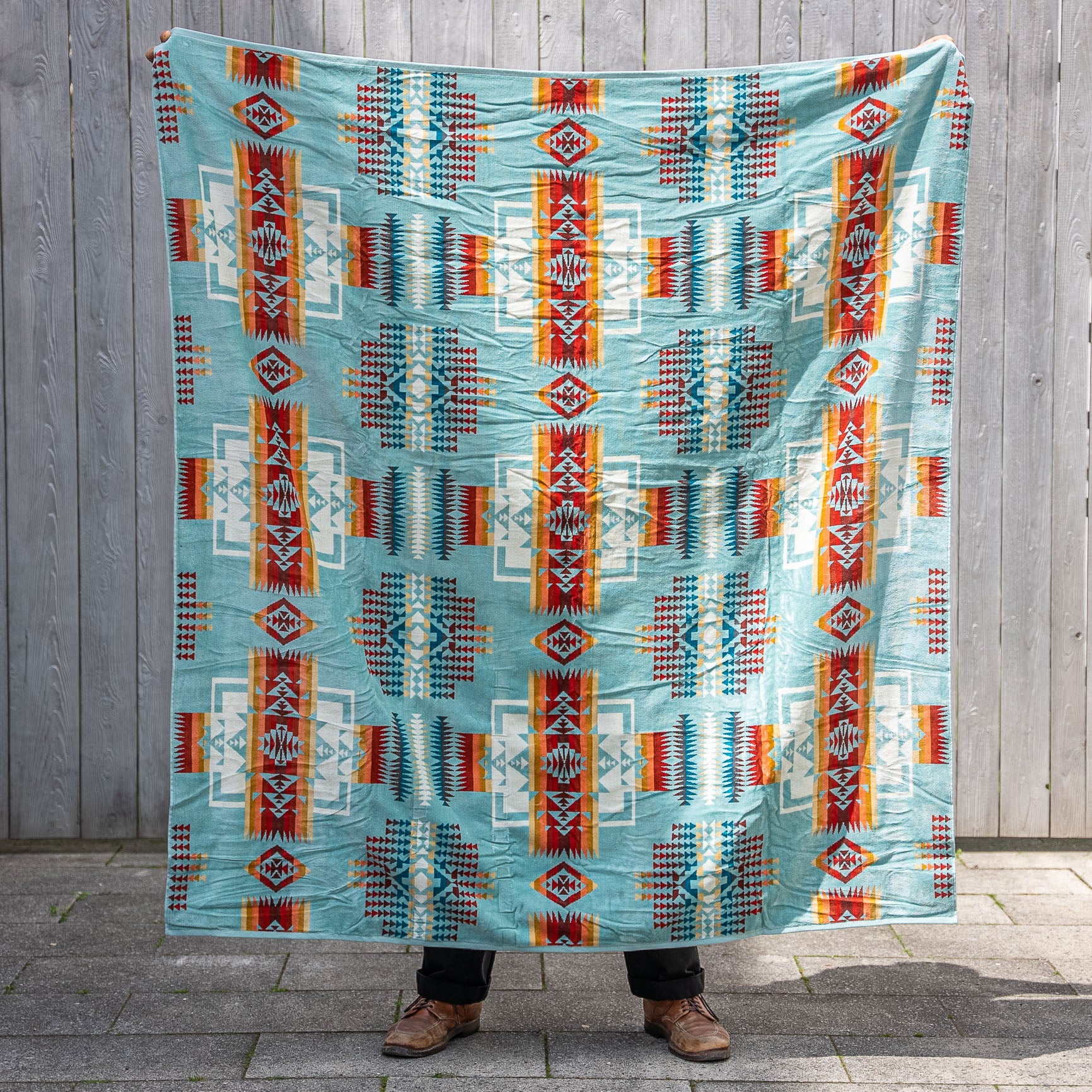 https://statement-store.com/cdn/shop/files/pendleton-towel-for-two-handtuch-towels-beach-spa-chief-joseph-aqua-statement-statementstore-munich-b.jpg?v=1684655048