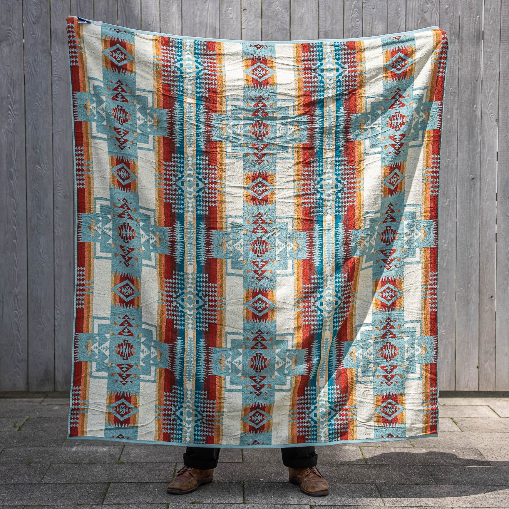 https://statement-store.com/cdn/shop/files/pendleton-towel-for-two-handtuch-towels-beach-spa-chief-joseph-aqua-statement-statementstore-munich-c.jpg?v=1684655048