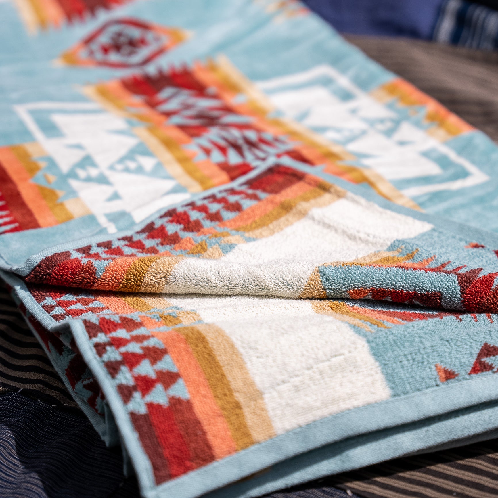 https://statement-store.com/cdn/shop/files/pendleton-towel-for-two-handtuch-towels-beach-spa-chief-joseph-aqua-statement-statementstore-munich-d.jpg?v=1684655048