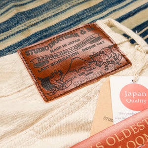 Studio D Artisan SD1001E 15oz GL3 Kinari Selvedge Jeans Ecru Regular Straight close up leather patch