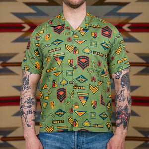 Sun Surf Insignia of Army Herringbone Hawaiian Shirt Olive worn front