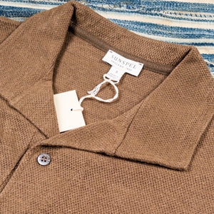 Sunspel Linen Pique Polo Shirt Dark Walnut close up collar