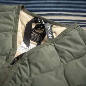 Taion Military W Zip Down Vest Olive close up collar