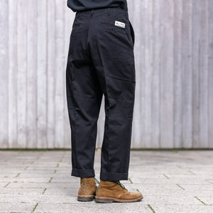 Merz b. Schwanen 9,3oz Cotton Twill Pleat Chino – Deep Black / Relaxed Tapered